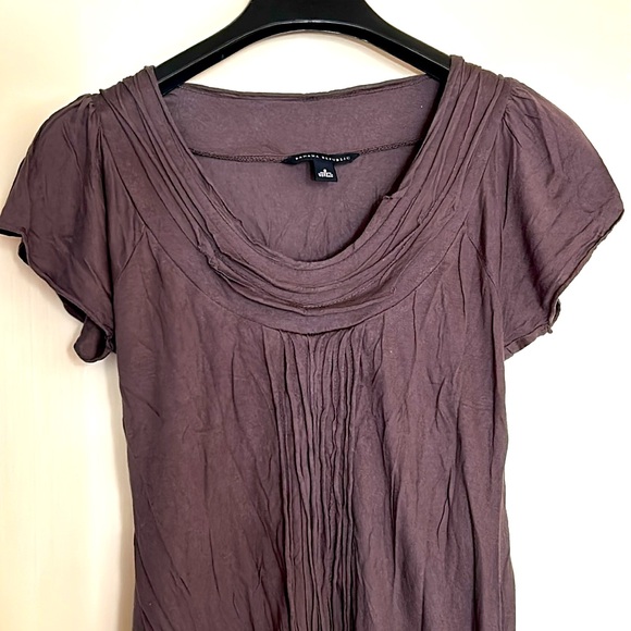 Banana Republic women’s feminine, lightweight, summer top with cap sleeves. - Picture 2 of 8